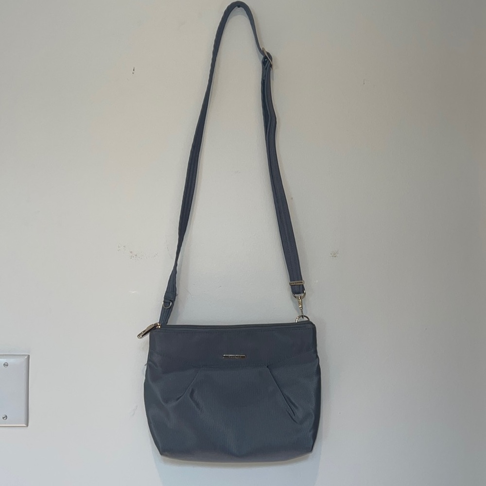 NWOT Travelon Anti-Theft Crossbody Bag